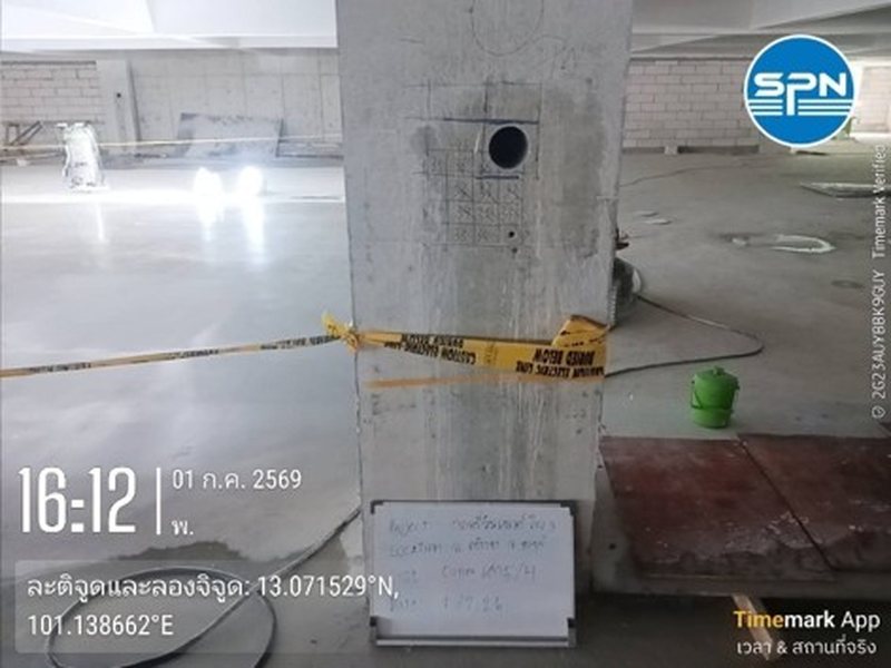 รูเจาะ Core บนเสาคอนกรีตหลังเก็บตัวอย่าง พร้อมป้ายระบุข้อมูลและเทปกั้นพื้นที่