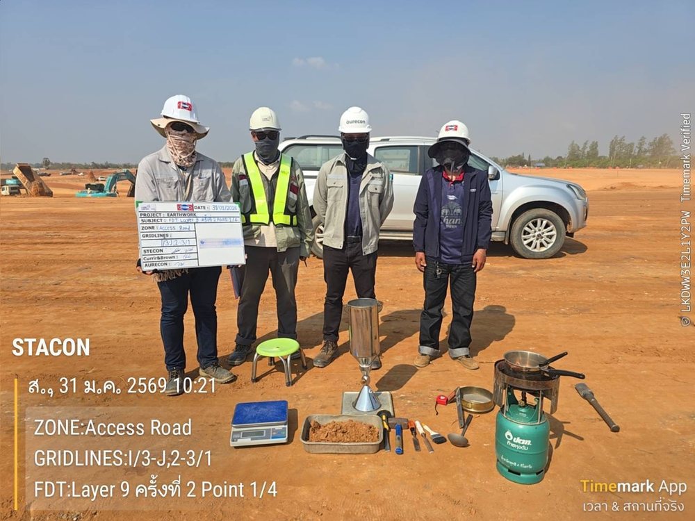 ทีมงาน SPN พร้อมชุดอุปกรณ์ทดสอบ Field Density Test ครบชุด ทั้งขวดทราย กรวยมาตรฐาน แผ่นฐาน และเครื่องชั่ง ในงานถมบดอัดถนนเข้าโครงการ