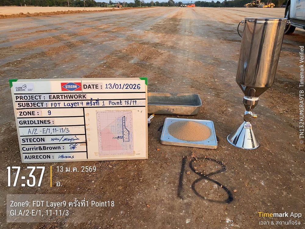 ชุดอุปกรณ์ทดสอบ Field Density Test แบบ Sand Cone ตั้งพร้อมทดสอบบนชั้นบดอัดงาน Earthwork ทั้งขวดทรายมาตรฐาน กรวย ถาดทรายสอบเทียบ และป้ายบันทึกโซนและจุดทดสอบ โดยทีม SPN