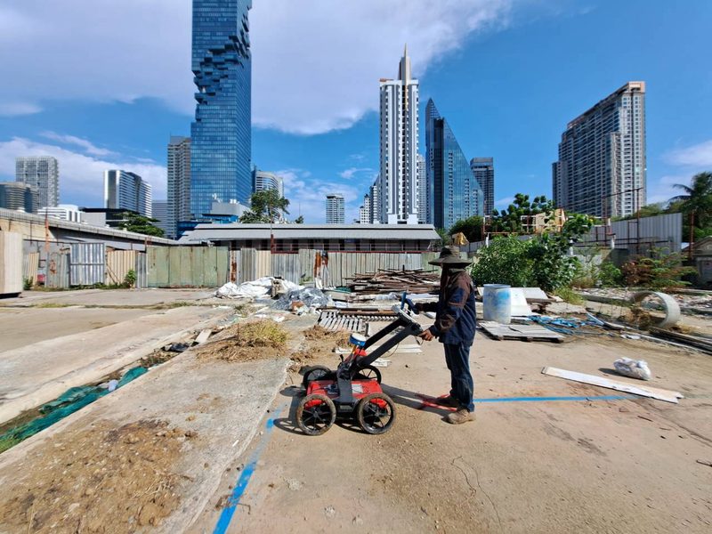 เจ้าหน้าที่ SPN สแกน GPR ในพื้นที่โครงการก่อสร้างใจกลางกรุงเทพฯ มีอาคารสูงเป็นฉากหลัง