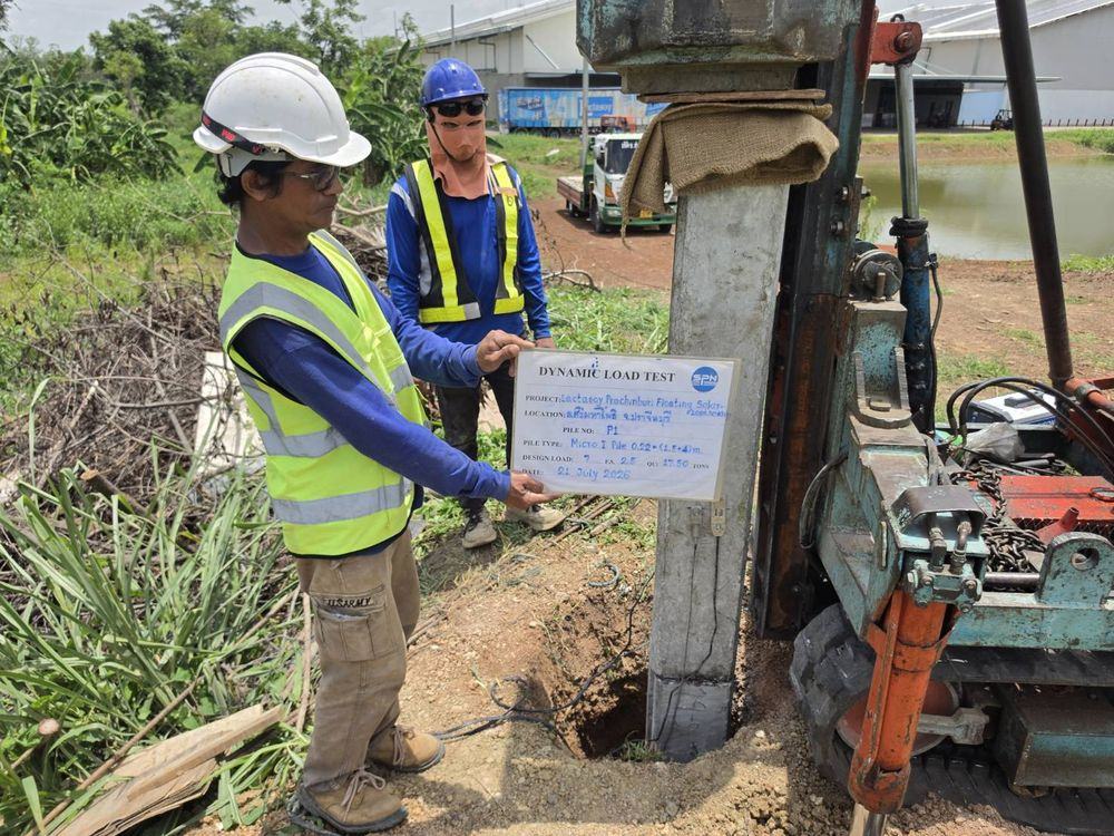 ป้ายข้อมูลทดสอบ Dynamic Load Test ระบุเสาเข็ม Micro I Pile ขนาด 0.22 เมตร ยาว 1.5 เมตร จำนวน 4 ท่อน ก่อนเริ่มทดสอบหน้างาน
