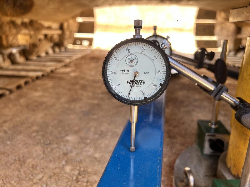 Dial Gauge ความละเอียด 0.01 มม. ช่วงวัด 30 มม. ติดตั้งบนคานอ้างอิงเพื่อวัดการทรุดตัวของแผ่นทดสอบใน Plate Bearing Test
