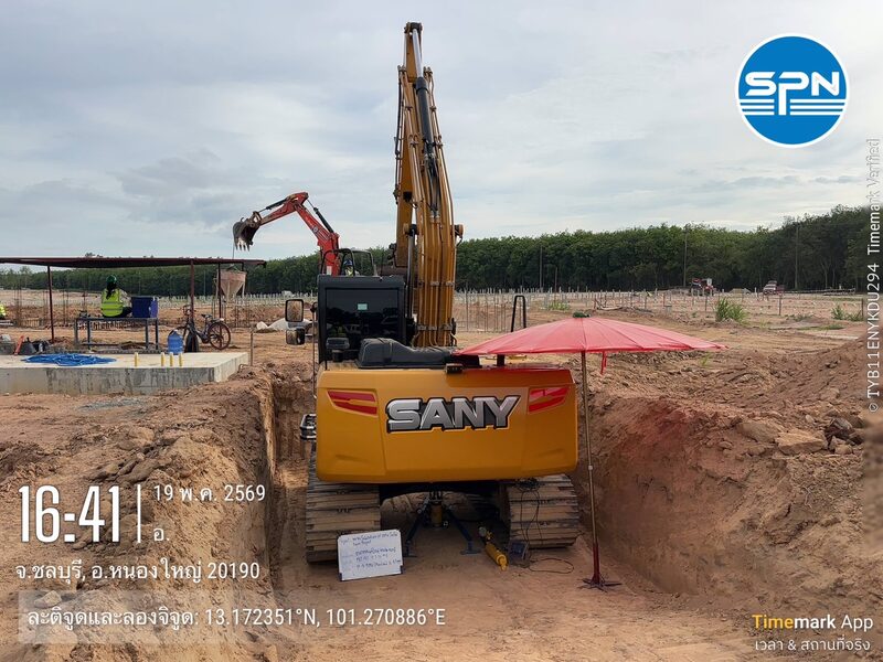 การใช้รถขุด (Excavator) เป็นน้ำหนักต้าน (Reaction Load) สำหรับการทดสอบ Plate Bearing Test ในสนาม โดยทีมวิศวกร SPN