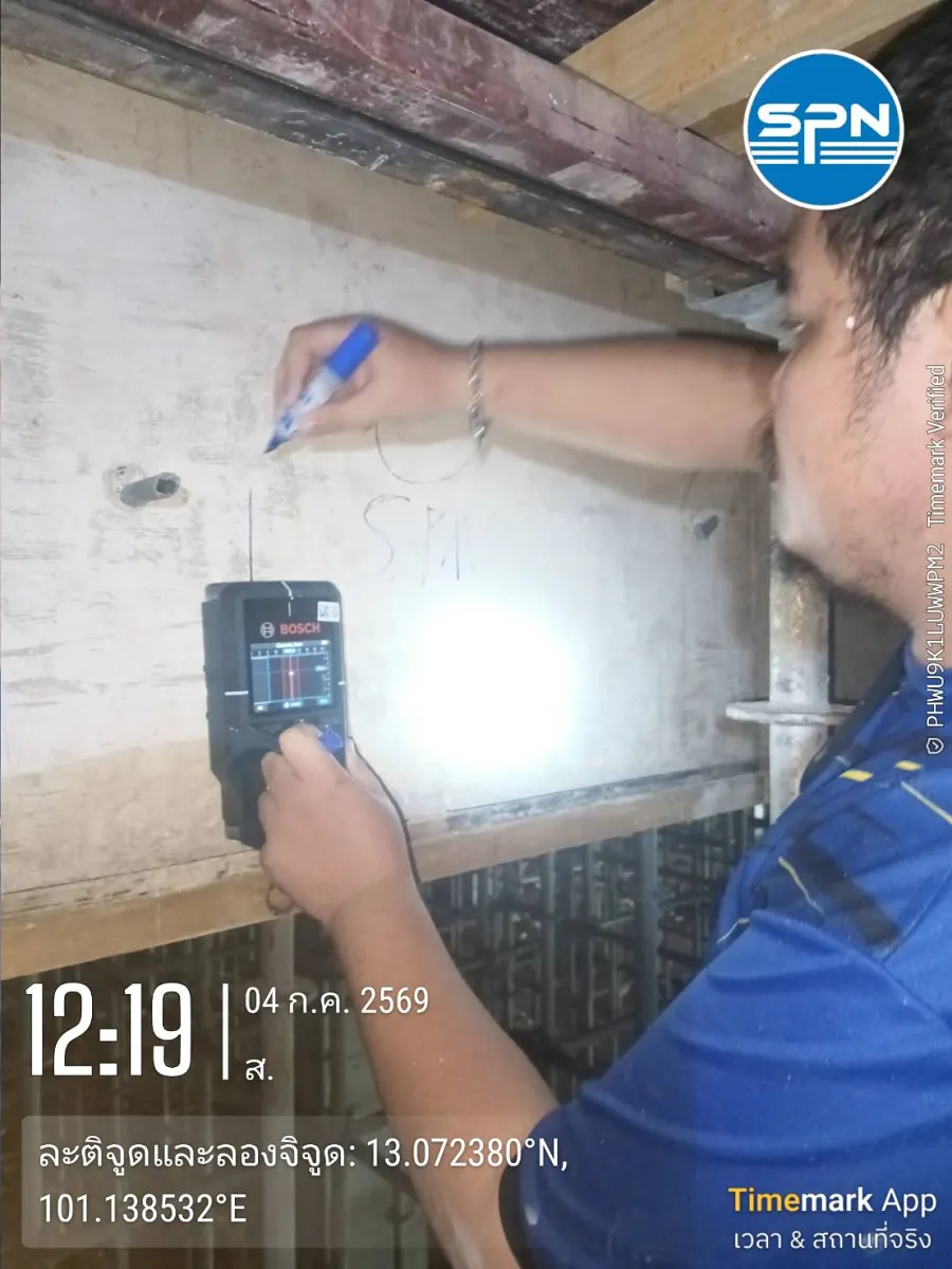 วิศวกร SPN ใช้ Cover Meter (Rebar Scanner) สแกนหาแนวเหล็กเสริมและวัดระยะหุ้มบนเสาคอนกรีต