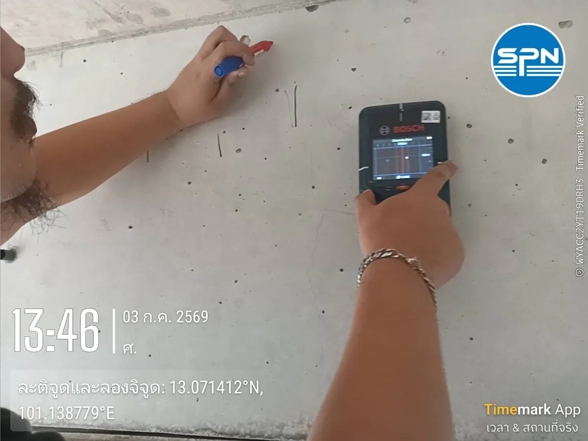 หน้าจอเครื่อง Cover Meter แสดงตำแหน่งเหล็กเสริมขณะทำเครื่องหมายบนผิวคอนกรีต