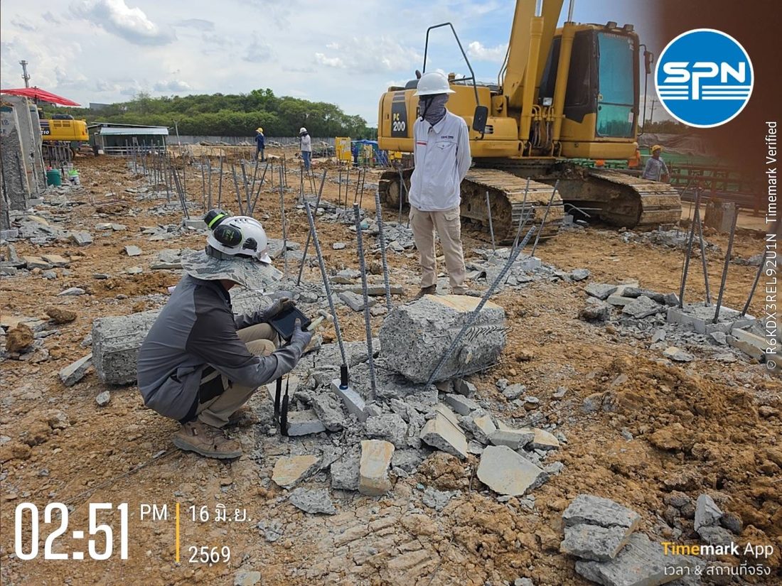 เซนเซอร์รับสัญญาณคลื่นสะท้อนติดตั้งบนหัวเสาเข็มระหว่างทดสอบ Seismic Integrity Test หน้างานจริง