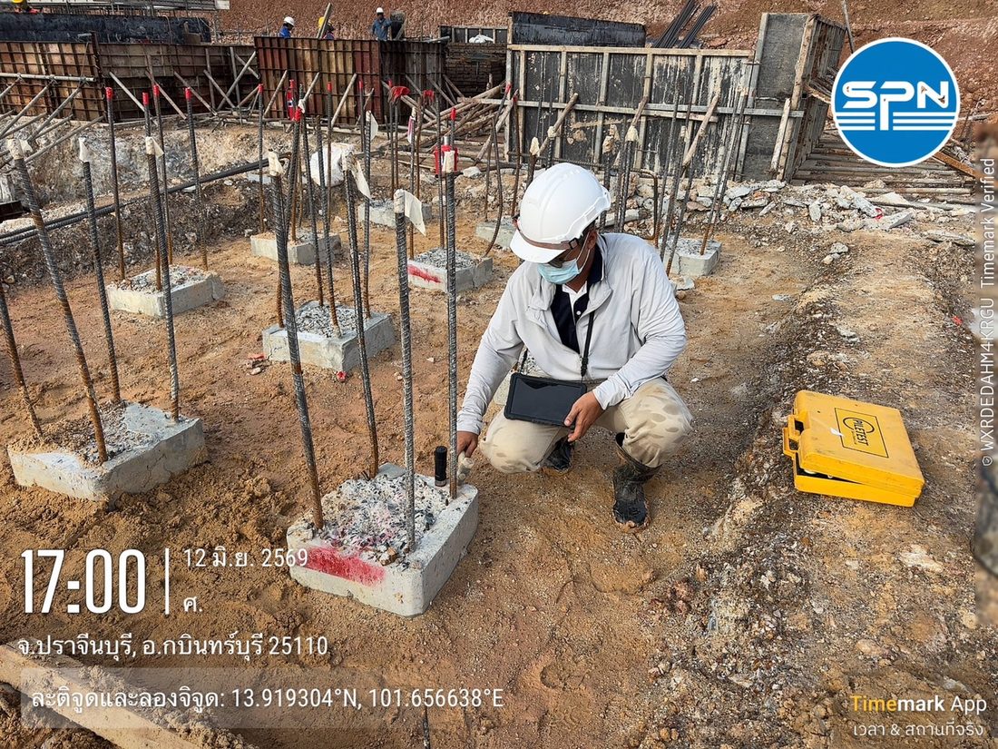 วิศวกร SPN ทดสอบ Low Strain Pile Integrity Test ที่หัวเสาเข็มเจาะ พร้อมเครื่องบันทึกและวิเคราะห์สัญญาณ (PIT) วางอยู่ข้างเสาเข็ม