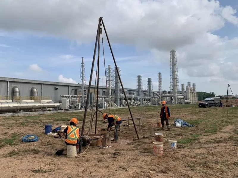 งานเจาะสำรวจดินพร้อมทดสอบ SPT ที่หน้างานจริง เก็บข้อมูลชั้นดินสำหรับวิเคราะห์กำลังรับน้ำหนัก