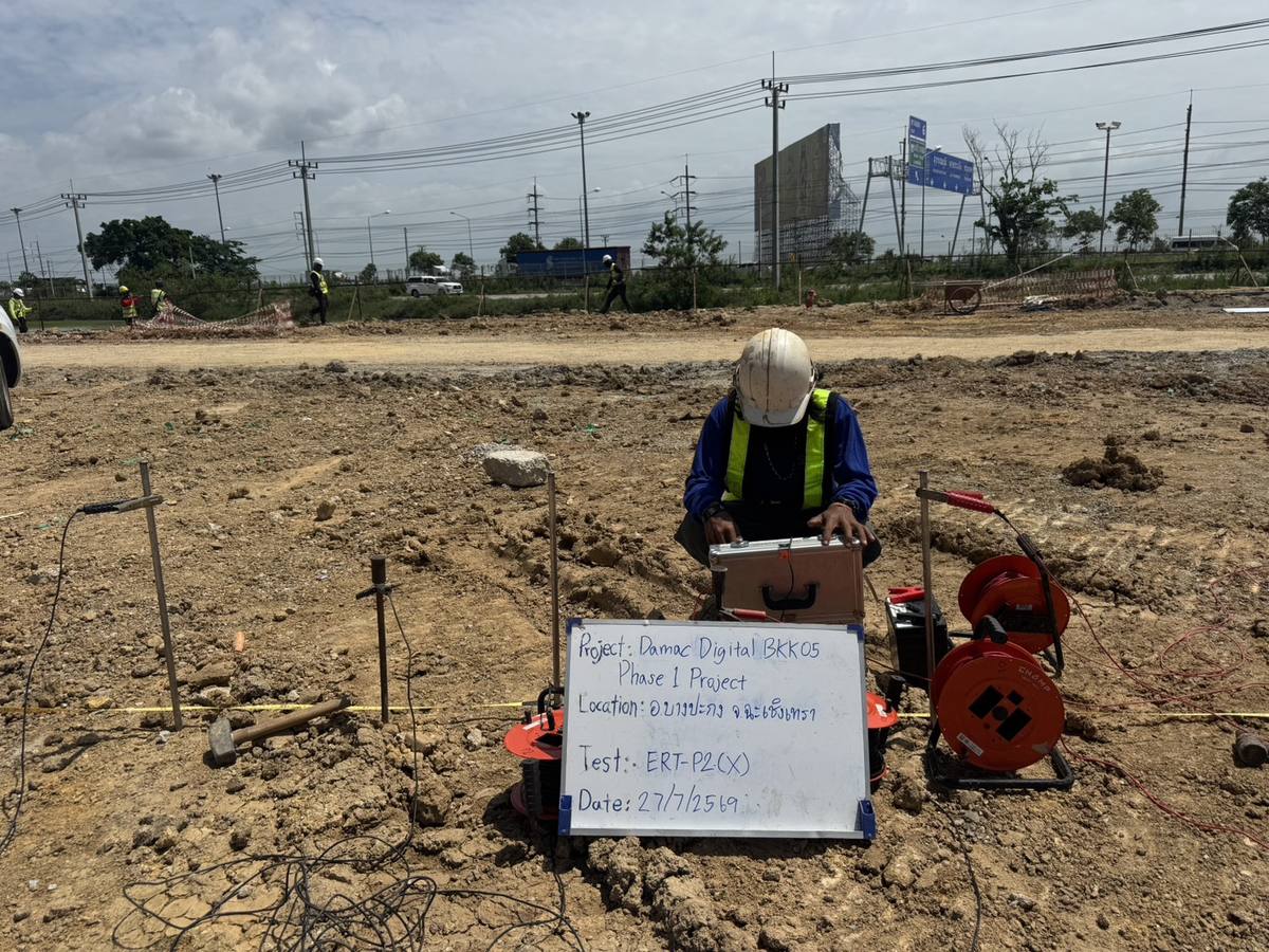 งานทดสอบ Soil Resistivity Test ในพื้นที่ก่อสร้างโครงการ Data Center มีกระดานบันทึกจุดทดสอบวางอยู่หน้าพื้นที่ปรับระดับแล้ว