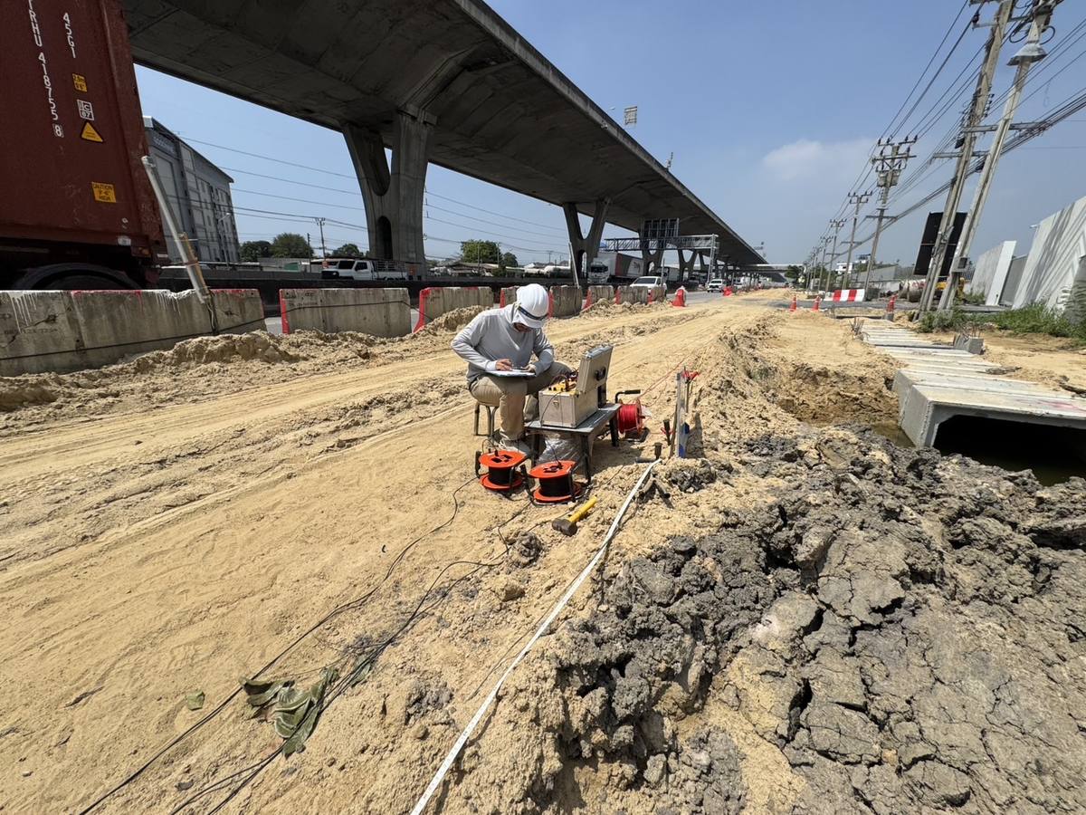 ทีม SPN ทดสอบ Soil Resistivity Test ริมเขตทางถนนสายหลักในแนววางท่อก๊าซ มีเครื่องวัดและม้วนสายวางบนไหล่ทาง
