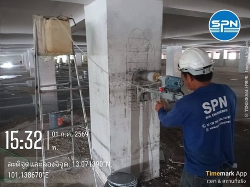 ช่างเทคนิค SPN ควบคุมเครื่องเจาะ Core บนเสาคอนกรีตหน้างานจริง