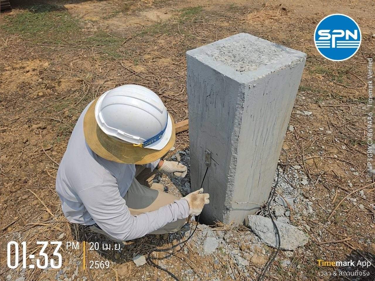 ช่างเทคนิค SPN ขันสลักยึดหัววัดความเครียด (Strain Transducer) เข้ากับผิวข้างเสาเข็มคอนกรีตอัดแรงหน้าตัดสี่เหลี่ยม พร้อมสายสัญญาณต่อออกจากตัวเซนเซอร์