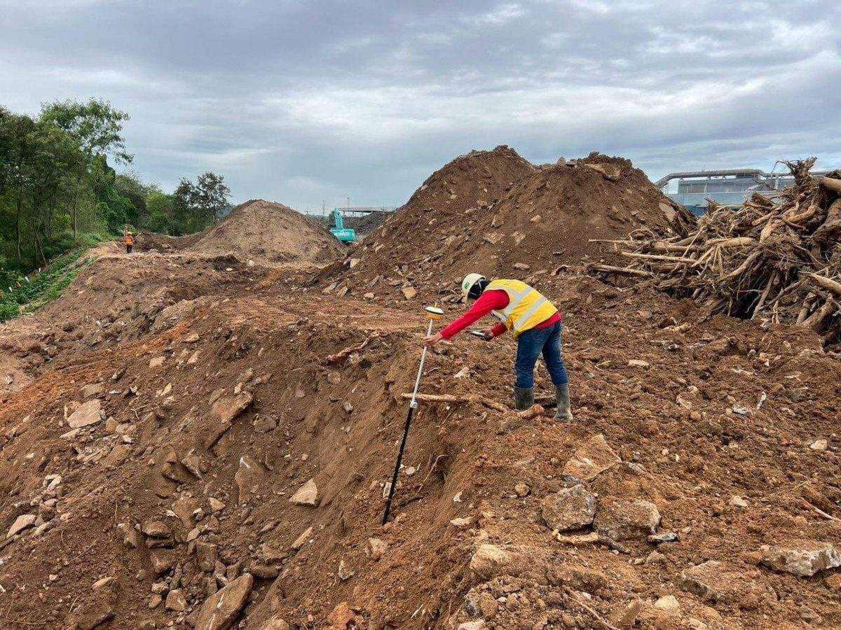 วิศวกรสำรวจ SPN รังวัดเก็บค่าระดับด้วยเครื่อง GNSS RTK ในงานสำรวจภูมิประเทศพื้นที่ถมดินโครงการก่อสร้าง