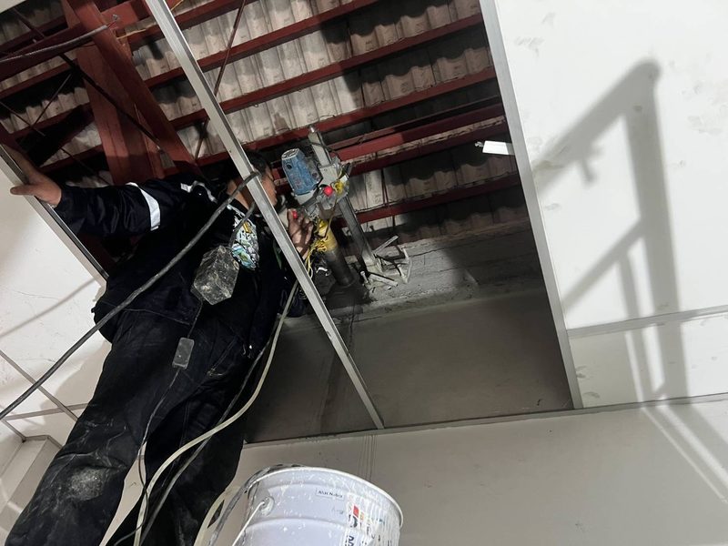 Concrete Coring — ติดตั้งเครื่องเจาะเหนือฝ้าเพดานในจุดเข้าถึงยาก