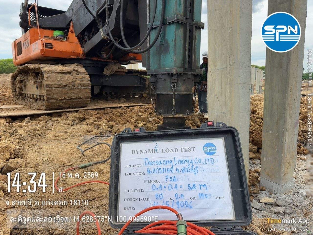 เครื่อง Pile Driving Analyzer ตั้งหน้างานพร้อมป้ายข้อมูลเสาเข็ม P54 ระหว่างทดสอบ Dynamic Load Test