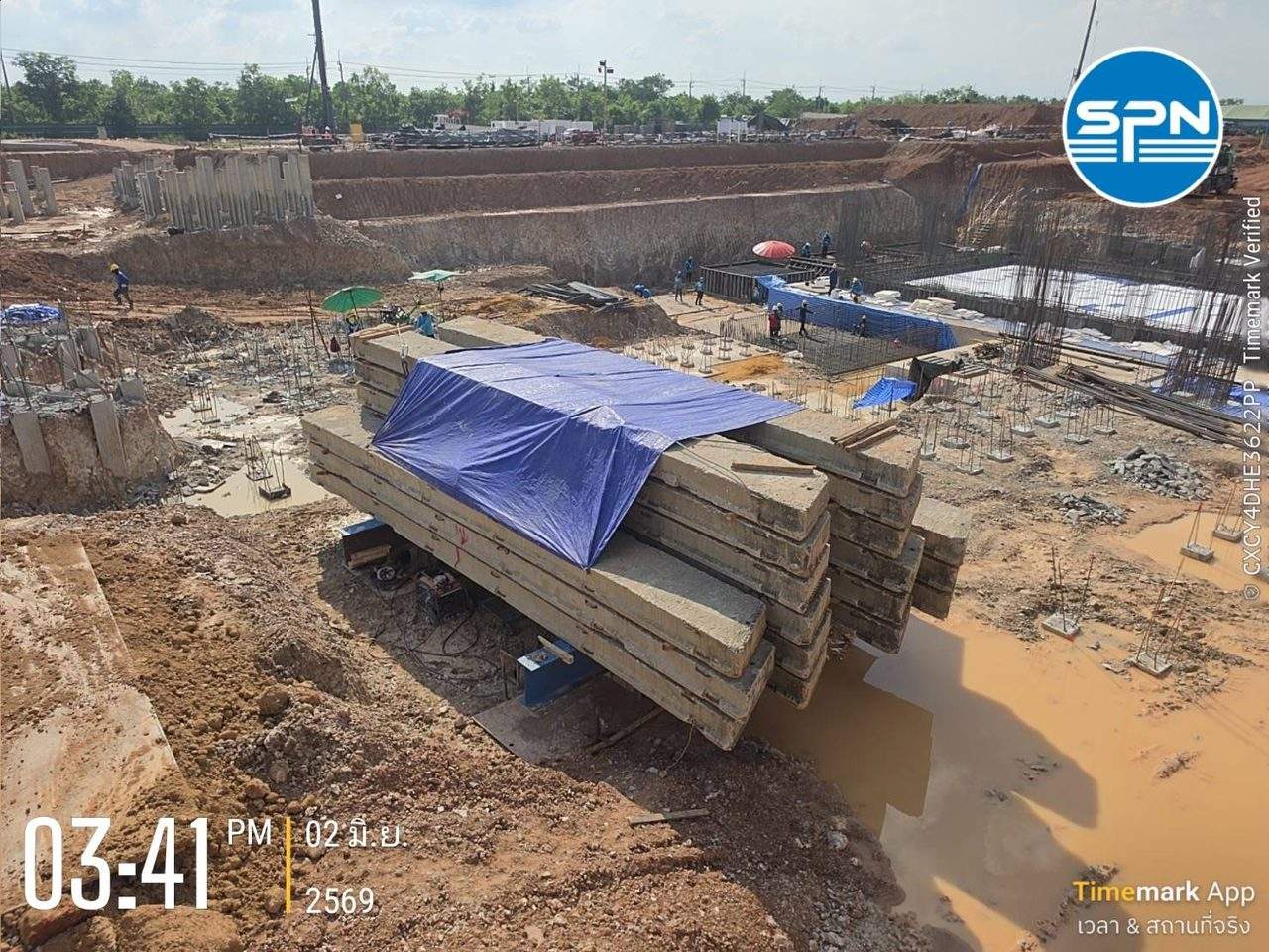 ระบบถ่วงน้ำหนัก Kentledge และแม่แรงไฮดรอลิกกดน้ำหนักลงบนหัวเสาเข็มระหว่างทดสอบ Static Load Test หน้างานจริง