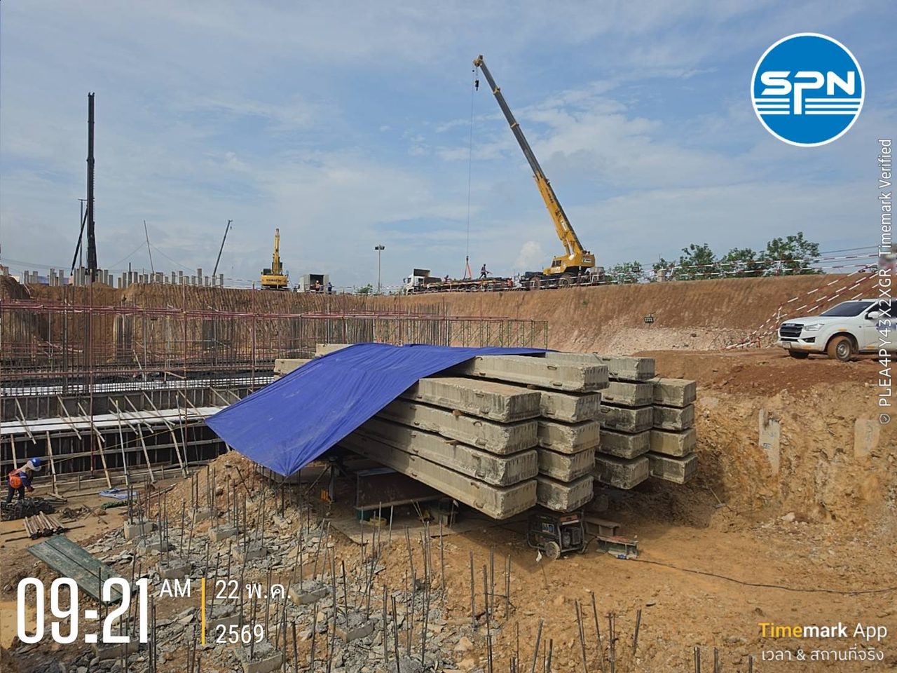 แผ่นน้ำหนักถ่วงคอนกรีตกองรอติดตั้งข้างงานขุดฐานราก แสดงพื้นที่ที่ระบบ Kentledge ต้องใช้ในหน้างาน