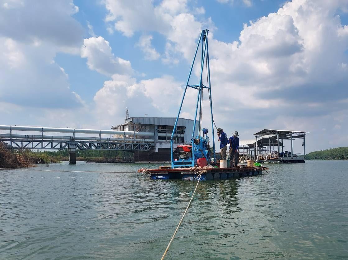 เจาะสำรวจดินในน้ำแพลอย จ.ปราจีนบุรี Soil boring floating barge river Prachinburi