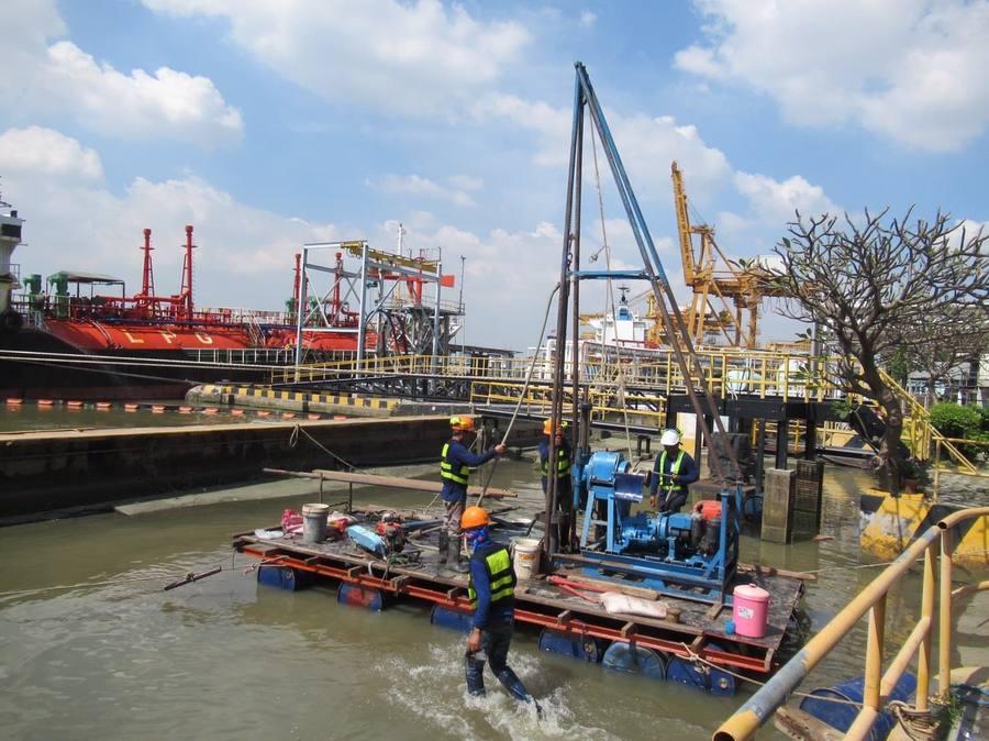 เจาะสำรวจดินบนแพลอยท่าเรือน้ำมัน LPG Soil boring floating raft LPG terminal port