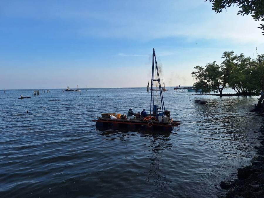 เจาะสำรวจดินกลางทะเลบนแพลอย Offshore soil investigation floating barge seabed